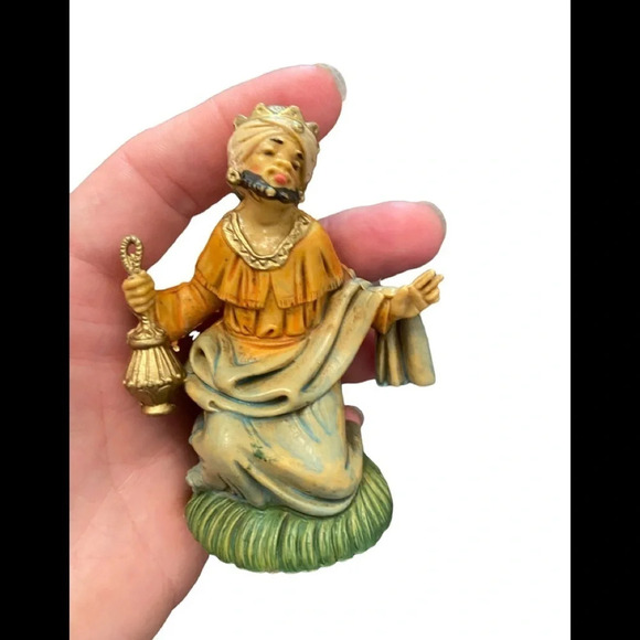 Fontanini Made in Italy Resin Stable Roman Crèche and Figurines - Picture 3 of 16